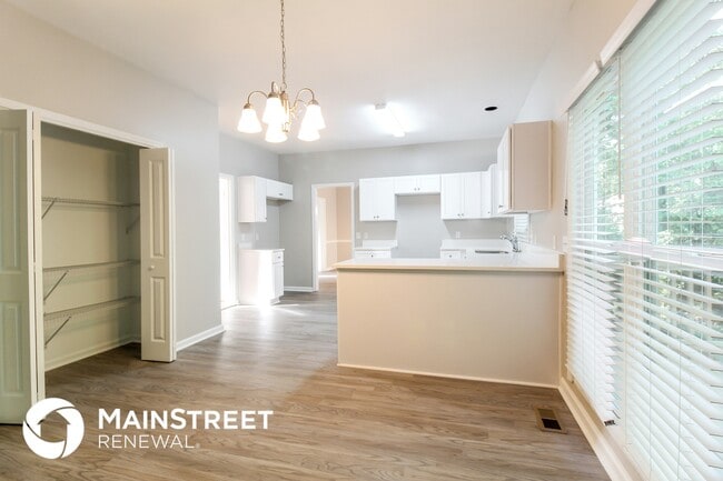 Building Photo - 530 Riverbirch Trce