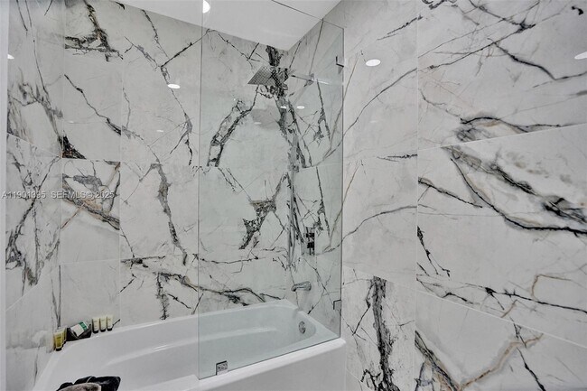 Building Photo - 1141 N North Lake Dr