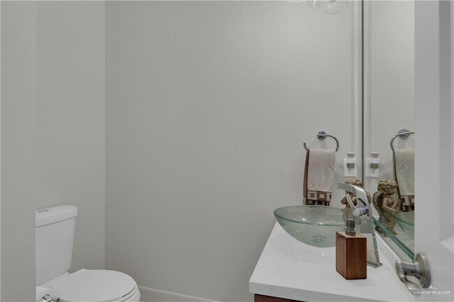 Building Photo - 28 Sycamore Ave