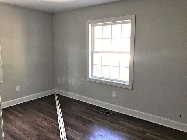 Building Photo - Room for Rent in 3 Bedroom Home at Webster St