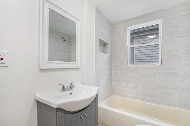 Building Photo - 1036 Park St SW