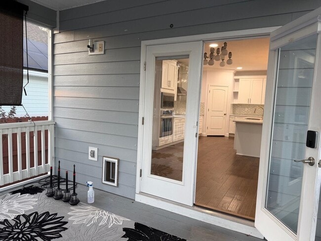 Building Photo - 590 Las Roblas Grande Dr