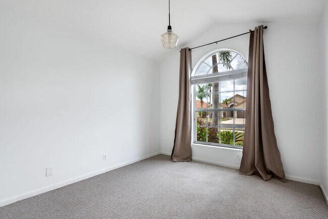 Building Photo - 1975 Oak Berry Cir