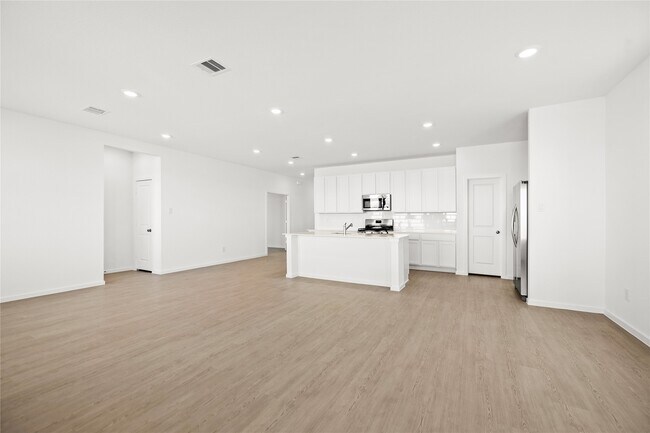 Building Photo - 823 Heaven Dr
