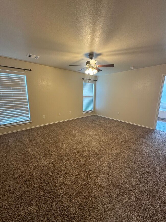 Building Photo - Located in Heritage Hills!!! 3/2/2 Fabulou...