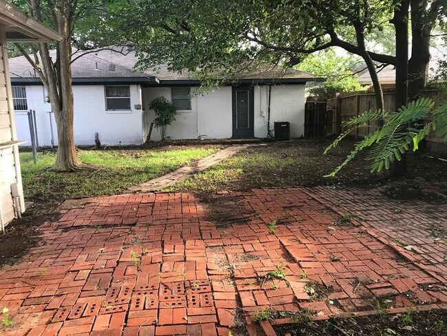 Building Photo - 1831 De Milo Dr
