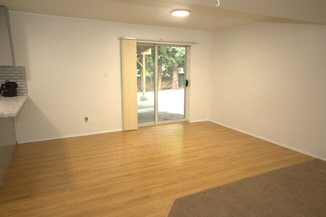 Building Photo - 15822 5th Pl S