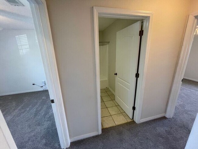 Building Photo - Navarre - 3 bedroom, 2 bathroom