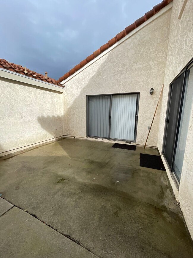 Building Photo - Absolutely stunning remodeled 3 bedroom 2 and half bathroom home in the heart of Mira Mesa!