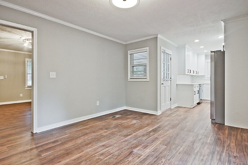 Building Photo - 212 Lakeshore Dr