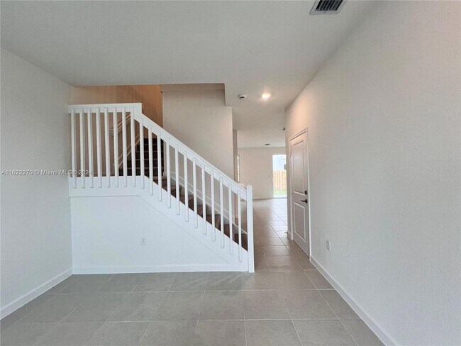 Building Photo - 714 SE 13th Ct