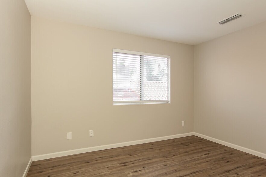 Building Photo - 1249 E Angela Dr