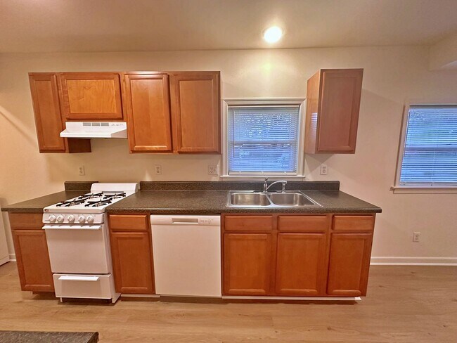 Building Photo - Bellevue - 2 Bedroom Apartment
