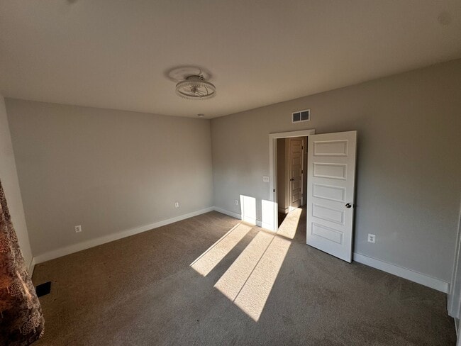 Building Photo - 596 Hazel Dr