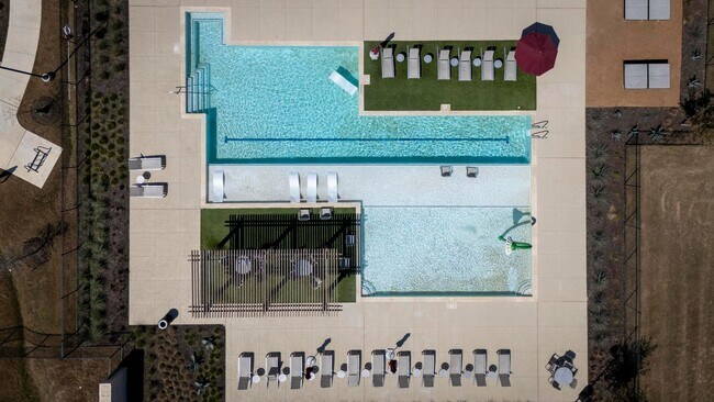 Building Photo - APPLEWOOD UNIT 1