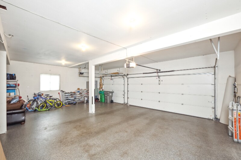 Building Photo - 9007 NW Bartholomew Dr