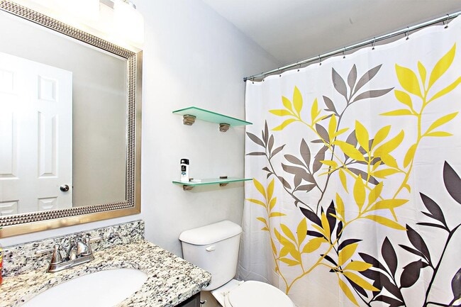 Building Photo - Spacious Williamsburg Townhome with Modern...