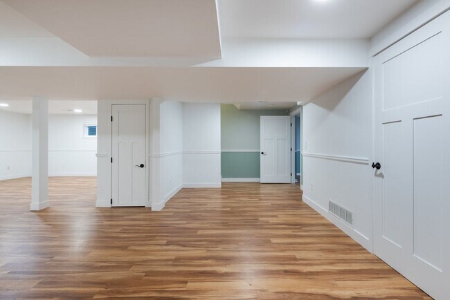Building Photo - 5 Bedroom 2.5 Bath Retreat in Prime Arvada...