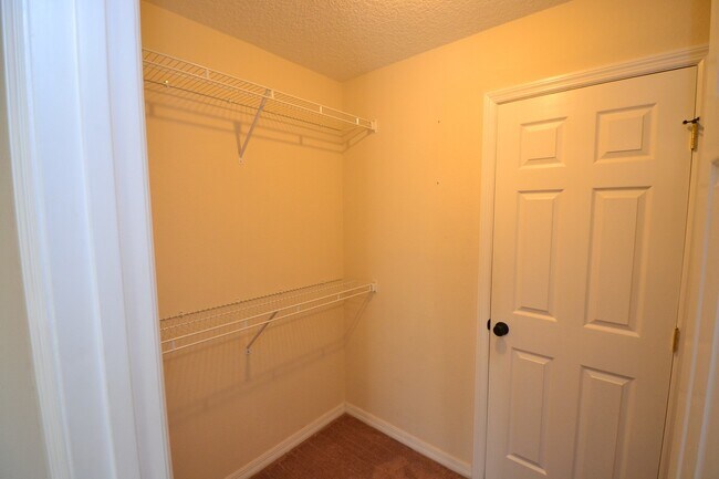 Building Photo - Lovely Winter Springs Condo ~ Vinyl Plank Flooring and Large Screened Patio!