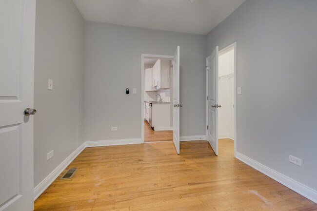 Building Photo - 5039 W Cullom Ave