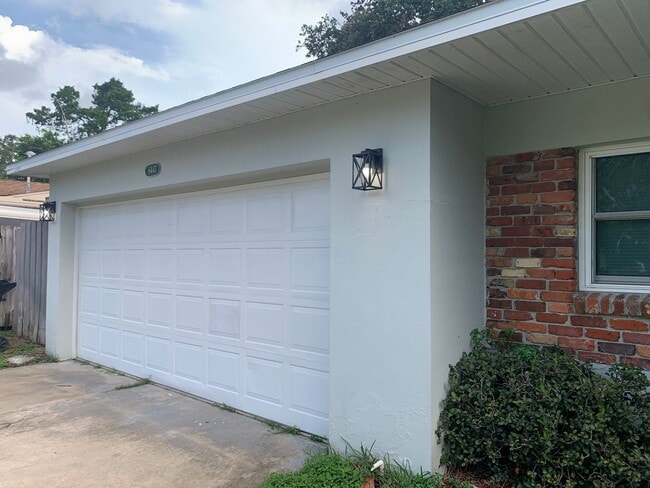 Building Photo - 3 Bedroom 2 Bath Spacious Home in Holiday Park