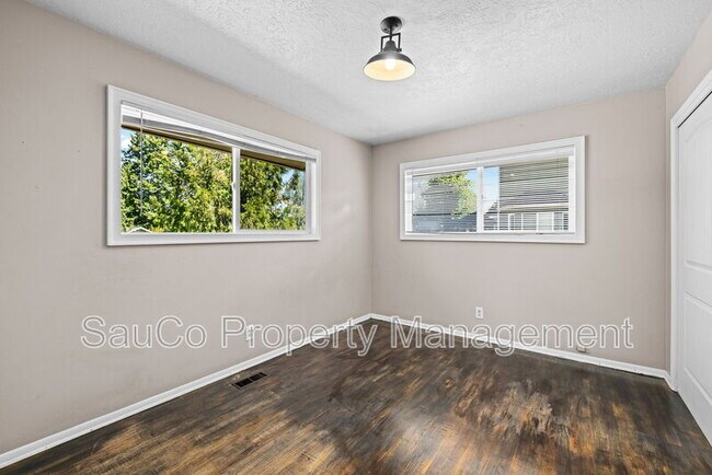 Building Photo - 5301 SE Welch Rd