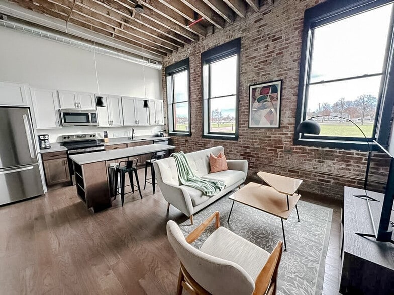 Building Photo - 403 W 4th St N