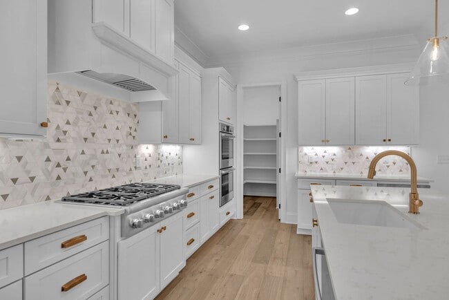 Building Photo - Luxury living in this brand new home - Franklin, TN