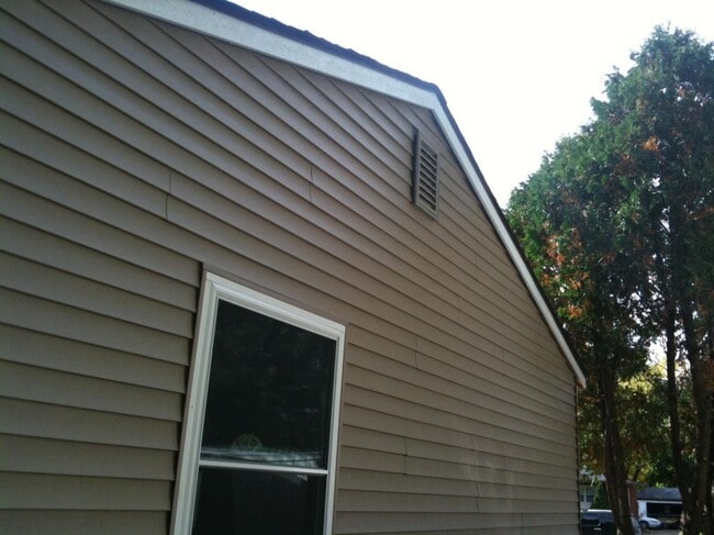 Building Photo - 1030 N Maple Rd