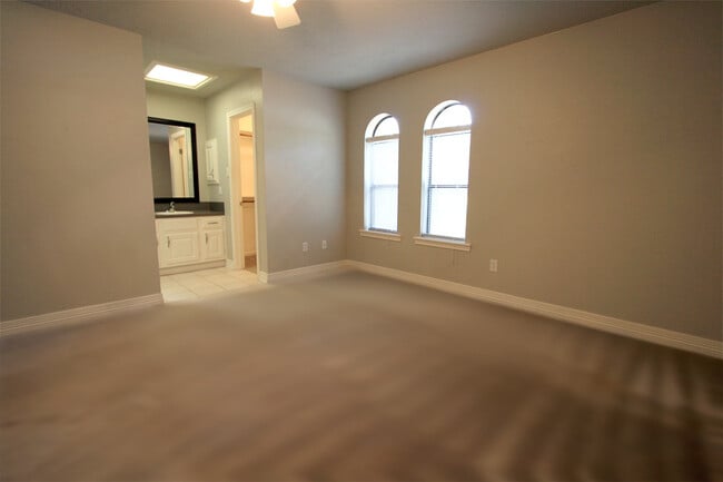 Building Photo - Great 3/2 CS Home in Raintree
