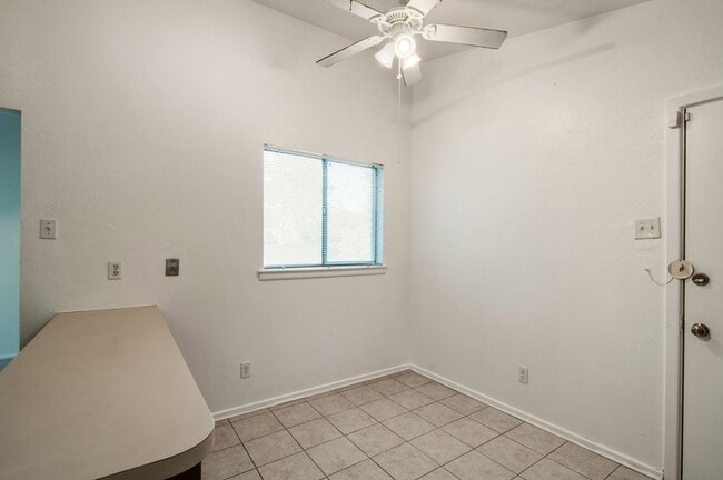 Building Photo - 9023 Pinewood Dr
