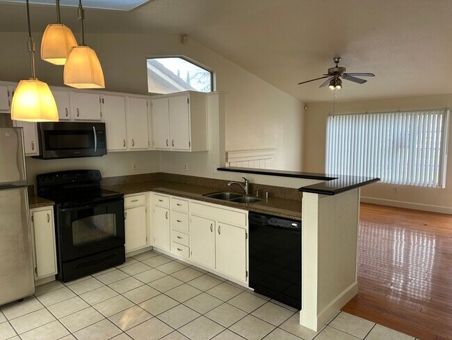 Building Photo - MODESTO 3 BEDROOM 2 BATH HOME