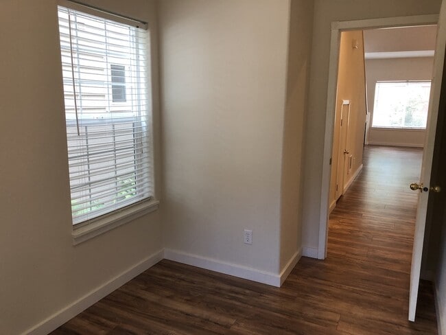 Building Photo - Beautiful Townhouse in Prime Tigard Locati...