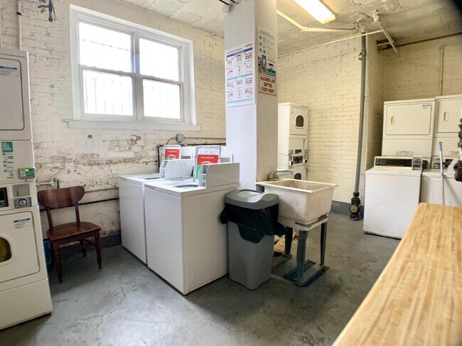 Building Photo - 1 bedroom in Chicago IL 60626