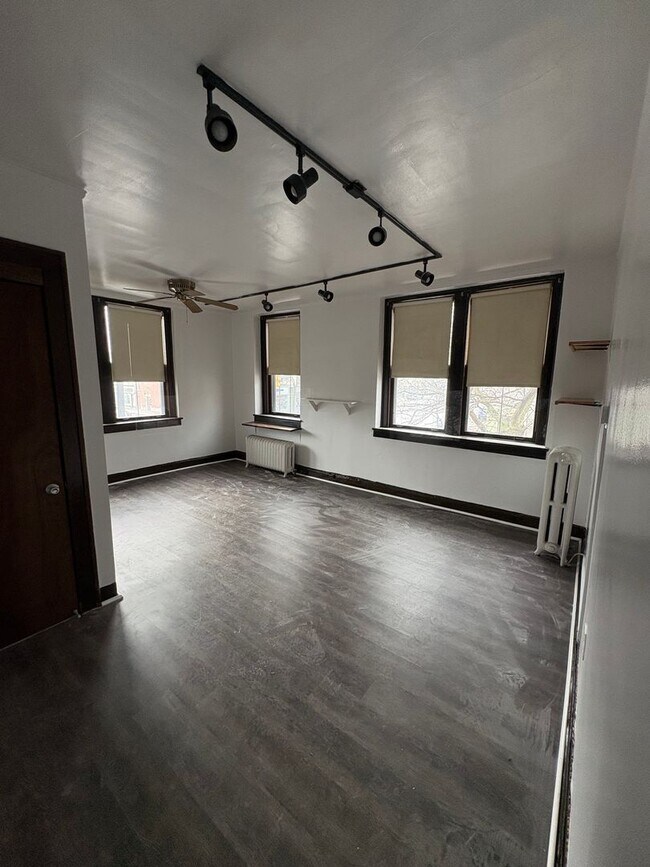 Building Photo - 2 N Huron St