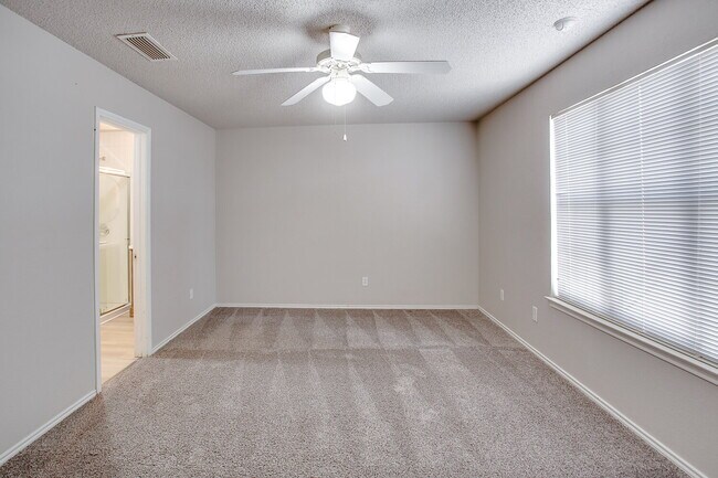 Building Photo - Spacious 2/2.5/2!