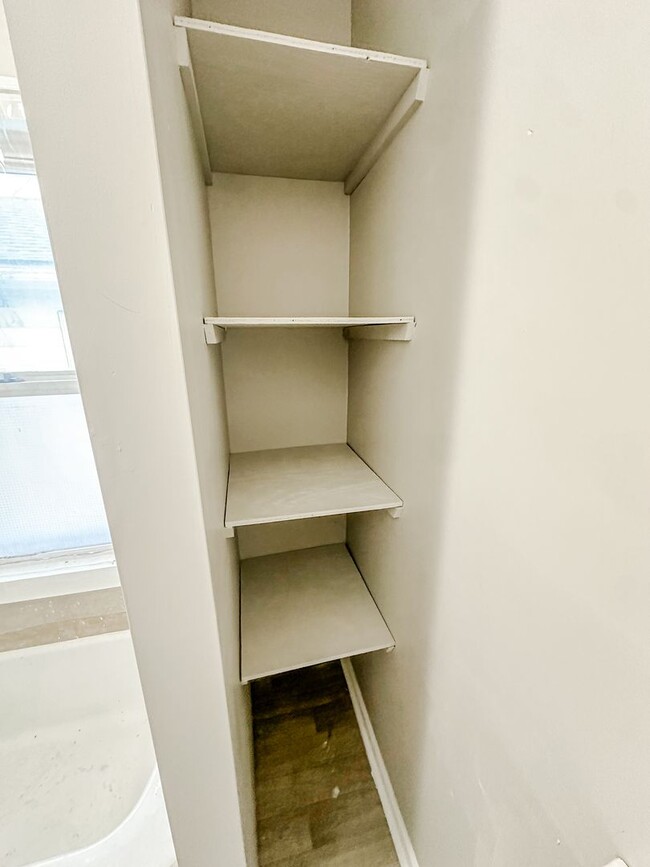 Building Photo - 2 Bedroom home for rent on east side of Toledo! Updated, clean, and very nice!