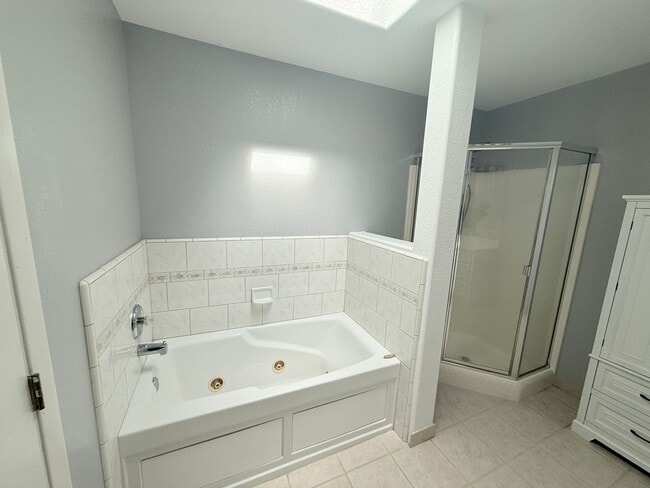 Building Photo - 1-Bedroom Unit with Parking & Appliances –...