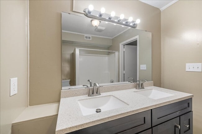 Building Photo - 207 Iris Cir