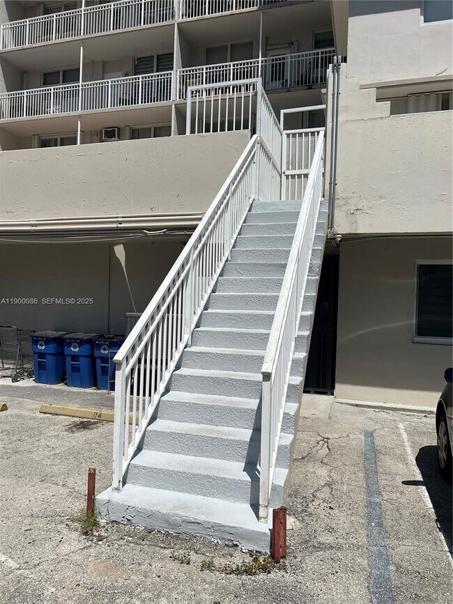 Building Photo - 1300 Lincoln Rd