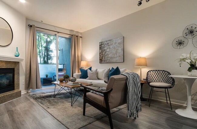 Building Photo - This condo has it all: location, style, an...