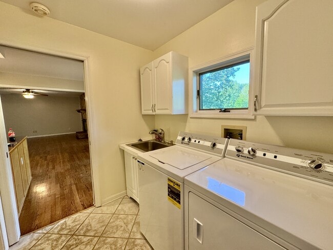 Building Photo - 212 Talah Ln