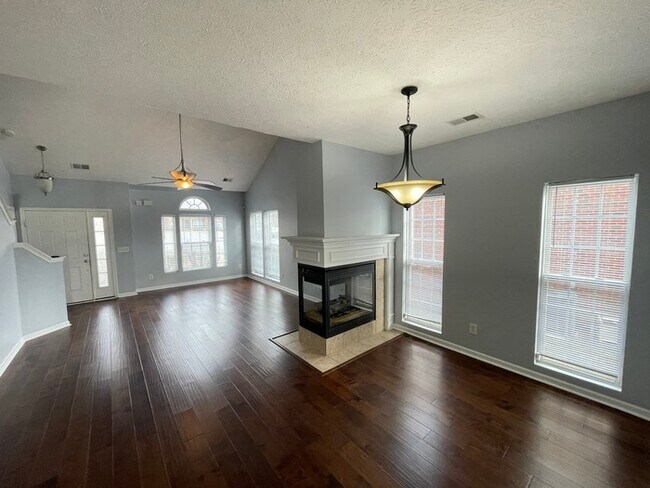 Building Photo - Jordan Ridge Bordeaux area home with bonus...