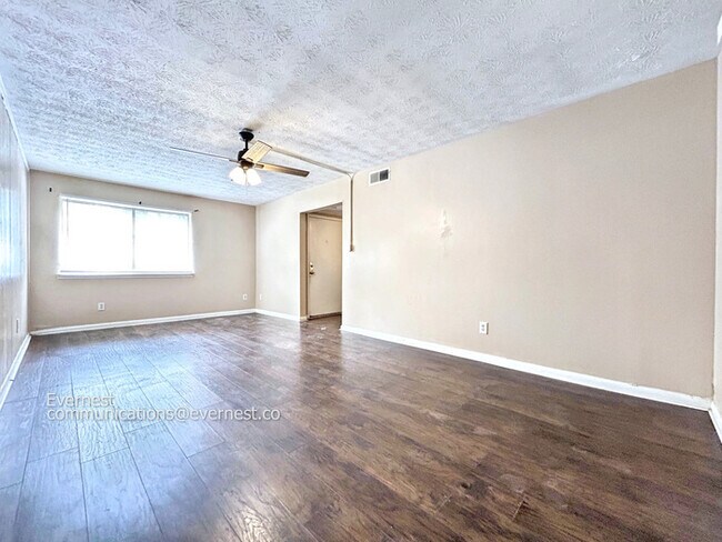 Building Photo - 925 Pine Oak Trail