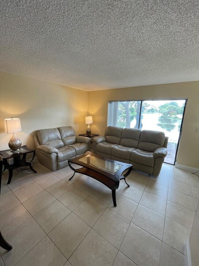 Building Photo - 9490 Palm Cir S