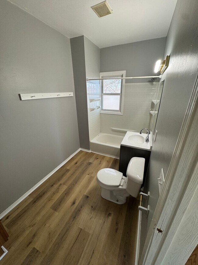 Building Photo - 915 S Chestnut Ave