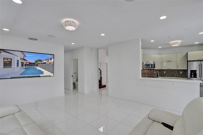 Building Photo - 1007 NW 99th Ct