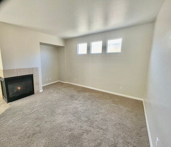 Building Photo - Spacious 4 Bedroom