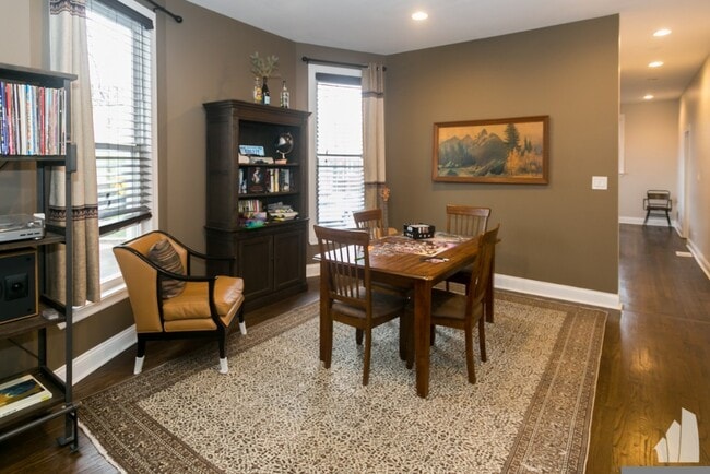 Primary Photo - 2506 W Argyle St