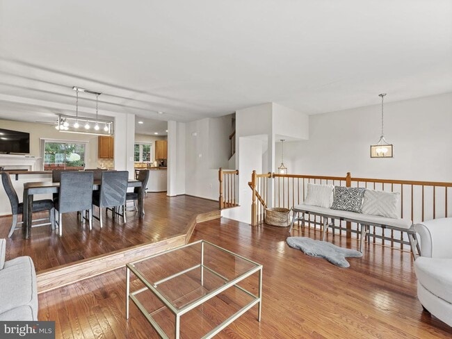 Building Photo - 8873 Royal Doulton Ln